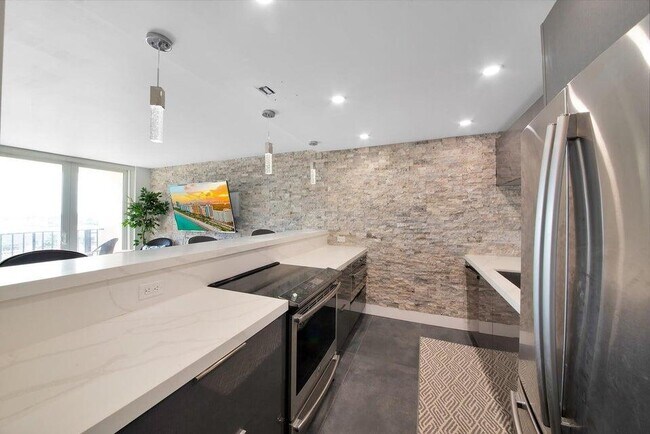 Building Photo - 2881 NE 33rd Ct