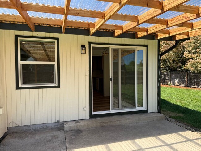 Building Photo - Updated 3 bedroom 2 bath home in a great neighborhood!