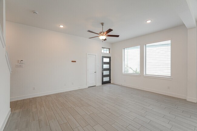 Building Photo - 112 Red Cascade Trl