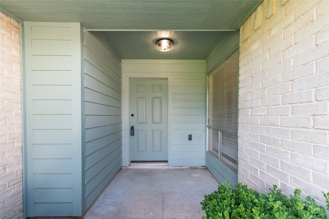 Building Photo - 462 Capehill Dr