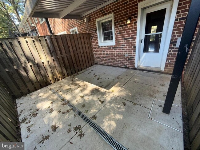 Building Photo - 2659 S Walter Reed Dr