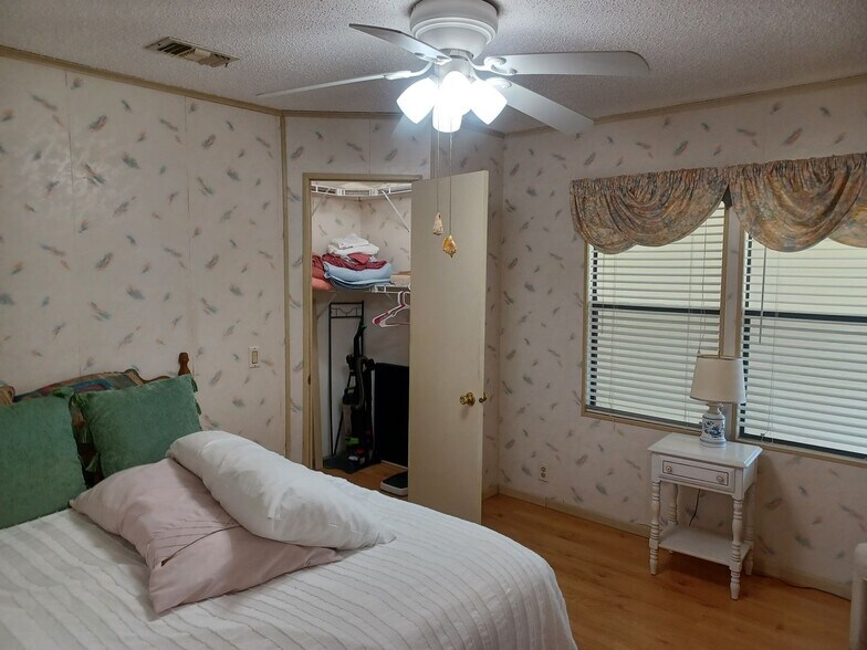 Building Photo - 55 + Community Turn Key 2 Bedroom / 2 Bathroom Home in a Private Gated Community Furnisher Negoti...