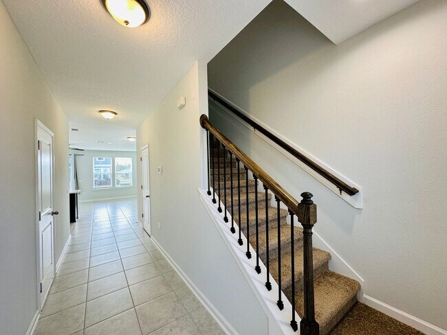 Building Photo - Spacious End Unit with Garage & Loft. Community features High End Amenities!