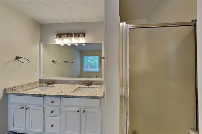 Building Photo - 60 King William Dr