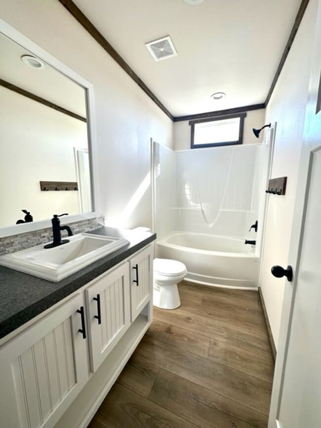 Building Photo - Stunning interior of this single level hom...
