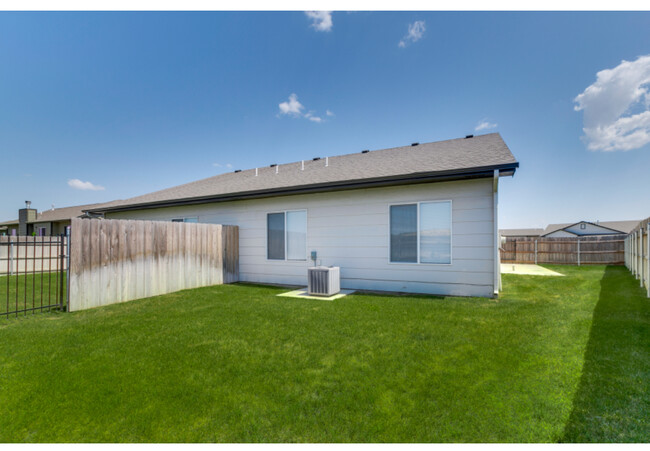 Building Photo - 596 E Martens Ct