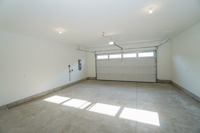 Building Photo - 150 N Edgewood Ln