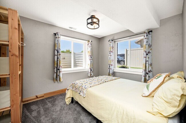 Building Photo - 607 E 420 S