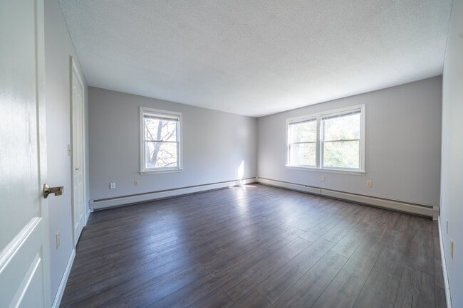 Building Photo - 2 Maple Ridge Dr