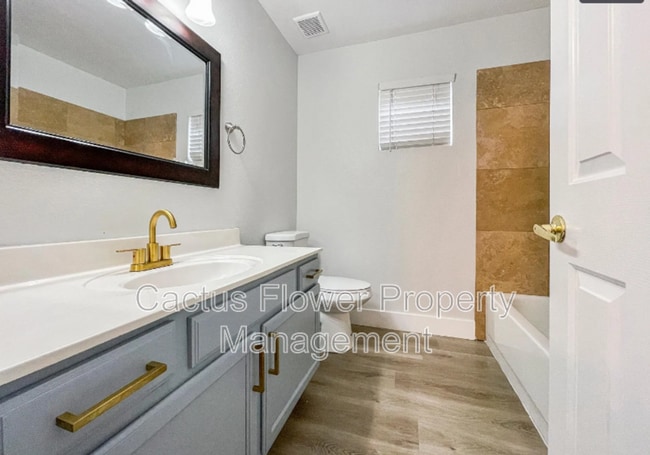 Building Photo - 691 W Fairview St