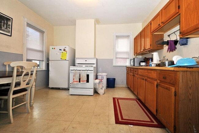Building Photo - Huge 4 bed unit in the heart of Oak Square!