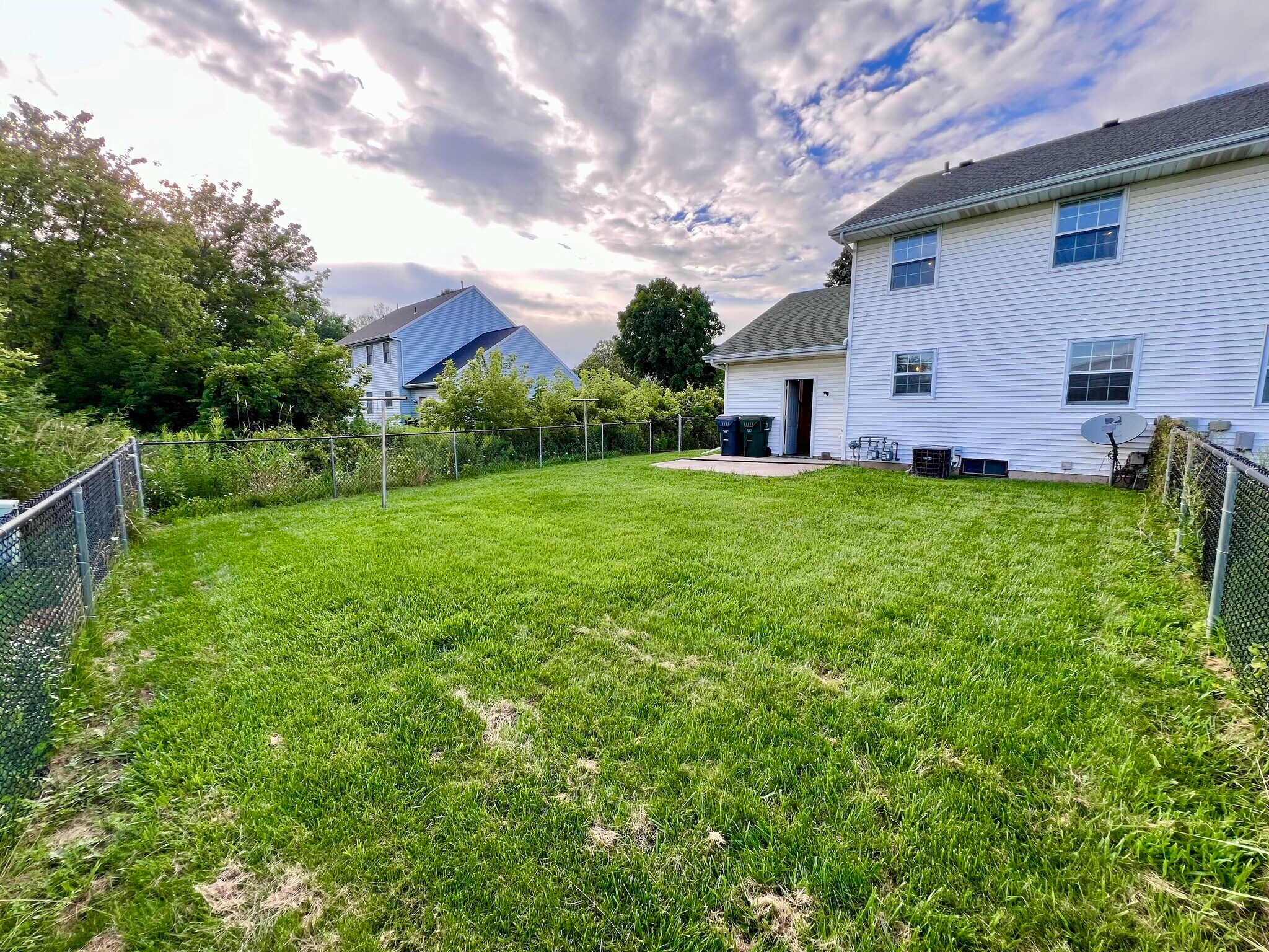 Building Photo - 730 Crestview Dr