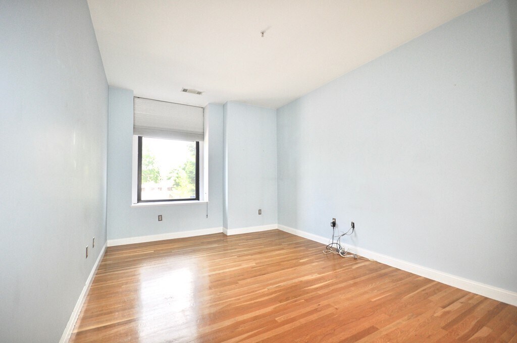 Building Photo - 342 Bunker Hill St