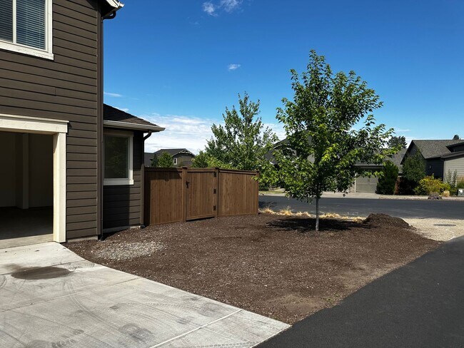 Building Photo - 3 Bedroom Home in the Bridges!