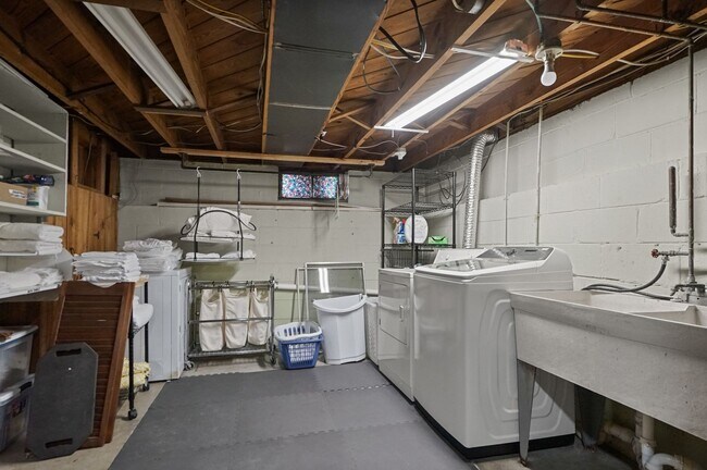 Building Photo - Charming 3-Bedroom Home with Finished Basement in Royal Oak