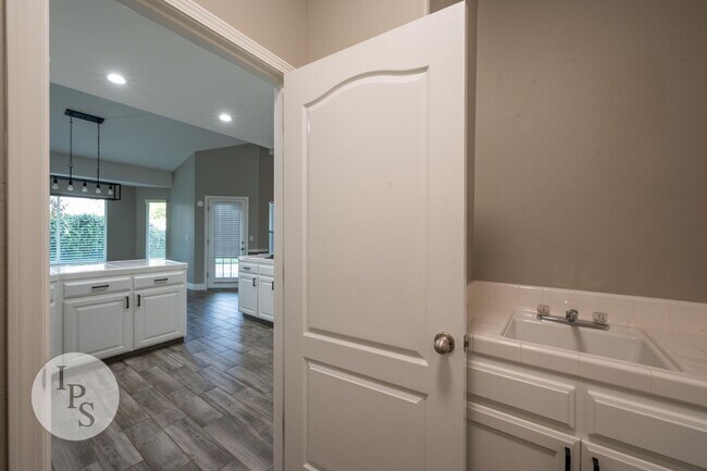 Building Photo - North West Fresno Modern/Updated Home, 3BR/2BA, Built 2004 - Lots of Amenities!