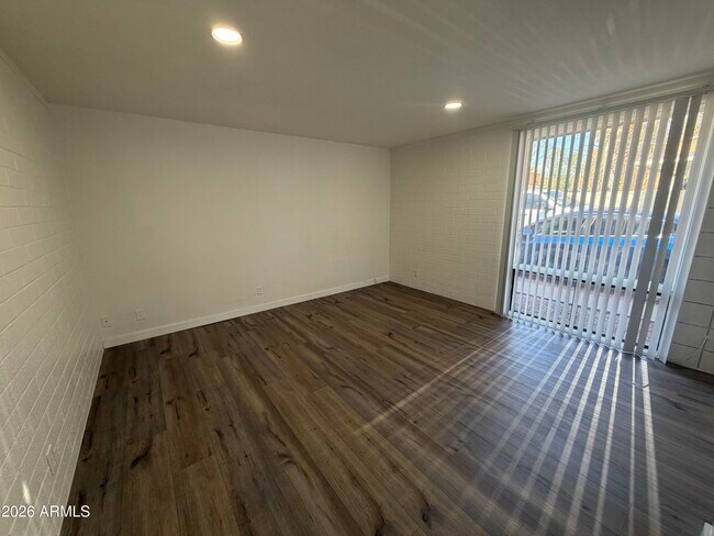Building Photo - 2030 W Cactus Rd