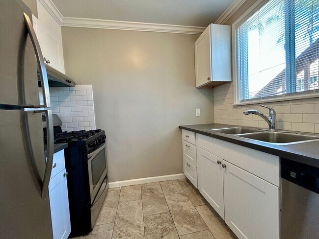 Building Photo - Remodeled 2 Bedroom in Kensington! Washer/...