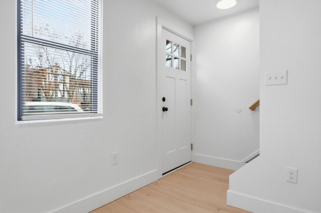 Building Photo - Luxury Rental - South Side Flats