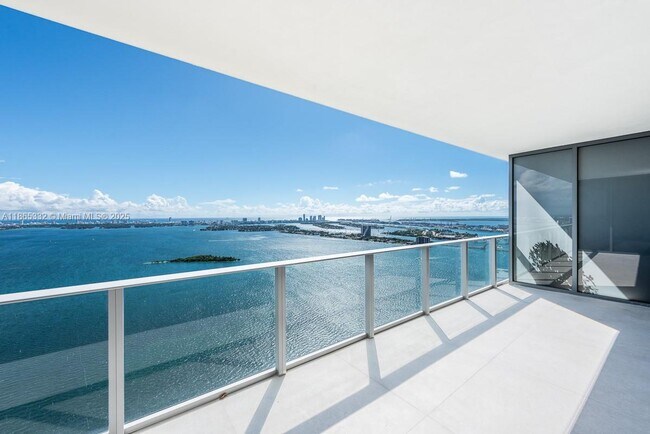 Primary Photo - 700 NE 24th St