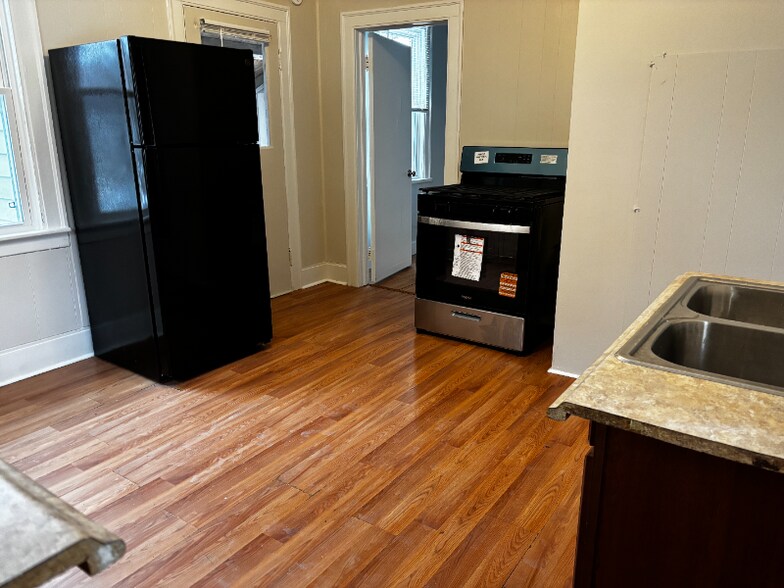 Building Photo - 613 Vine St