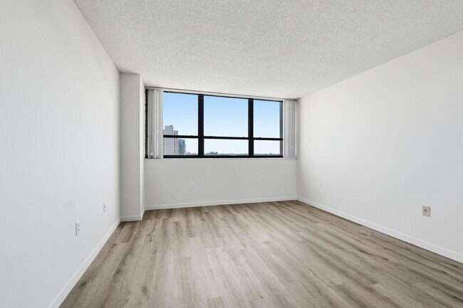 Building Photo - 5600 N Flagler Dr