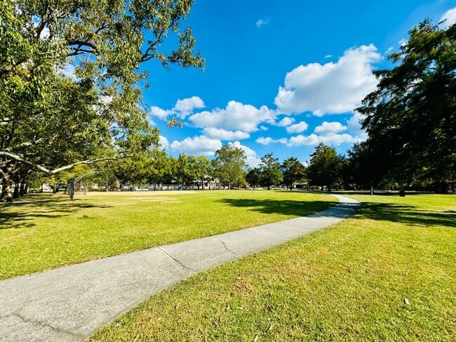 Building Photo - Available this Summer!! Beautiful 3 bed, 2 bath home located in Ardsley Park in Savannah, Ga!!