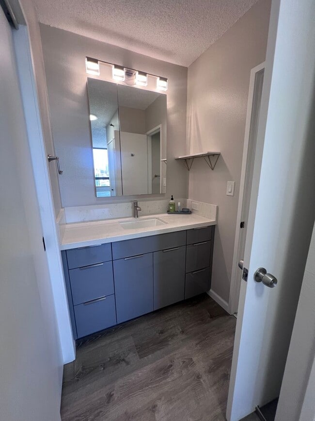 Building Photo - 2 Bedroom, 2 Bath, 2 Parking, AC at Iolani Court Plaza
