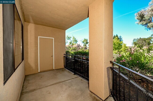 Building Photo - 5022 Lakeview Dr
