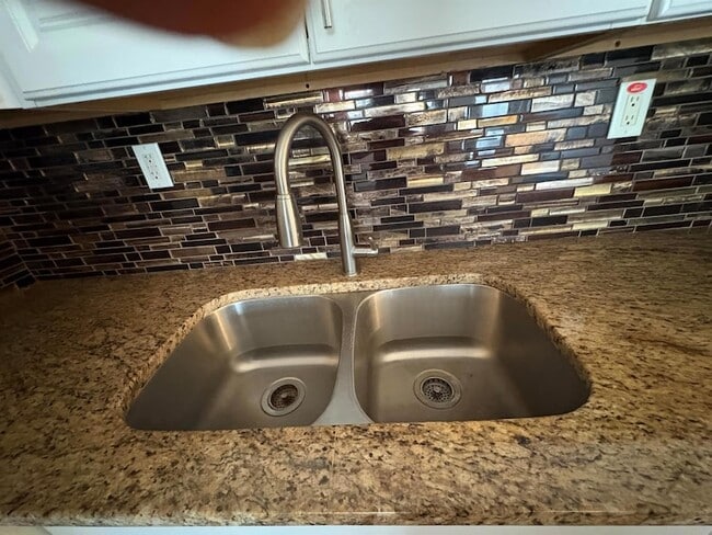 Building Photo - 26 Kingswood E