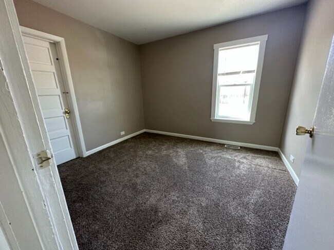 Building Photo - Three Bedroom / One Bathroom Townhome