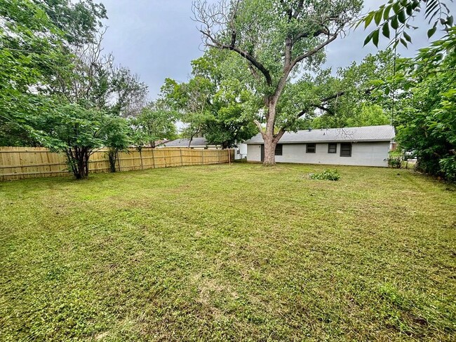 Building Photo - 413 Freestone Dr