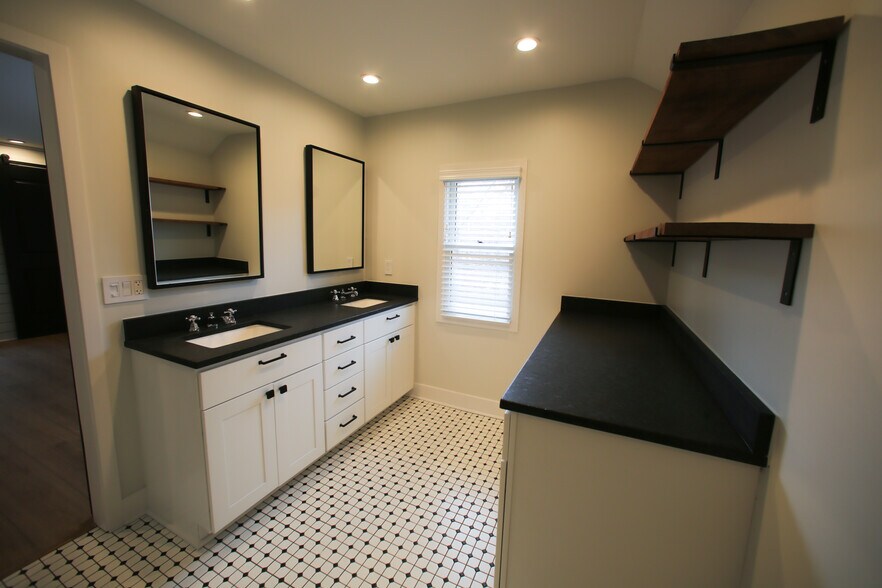 Building Photo - 249 E Blenkner St