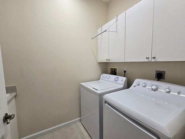 Building Photo - 1463 SE Tidewater Pl