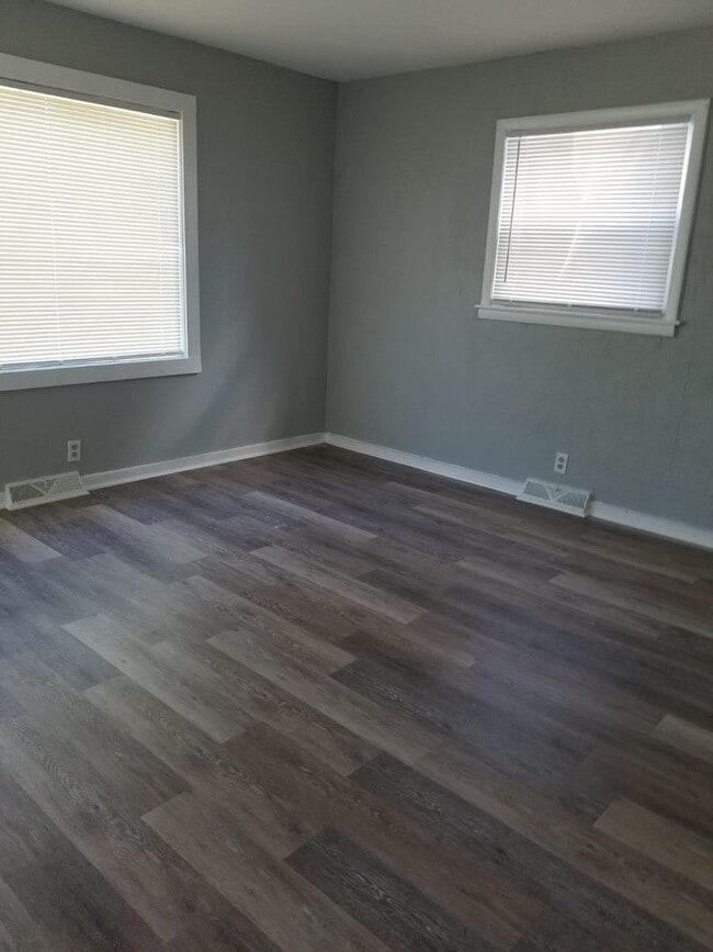 Building Photo - 3 Bdr Large Single Family House in a Nice ...