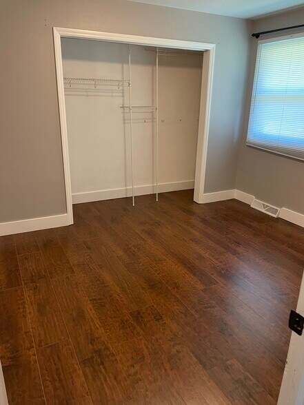 Building Photo - 5815 Country View Dr