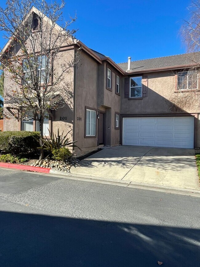 Building Photo - 3 Bed 2.5 bath Home in Lompoc