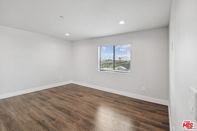 Building Photo - 819 E La Palma Dr