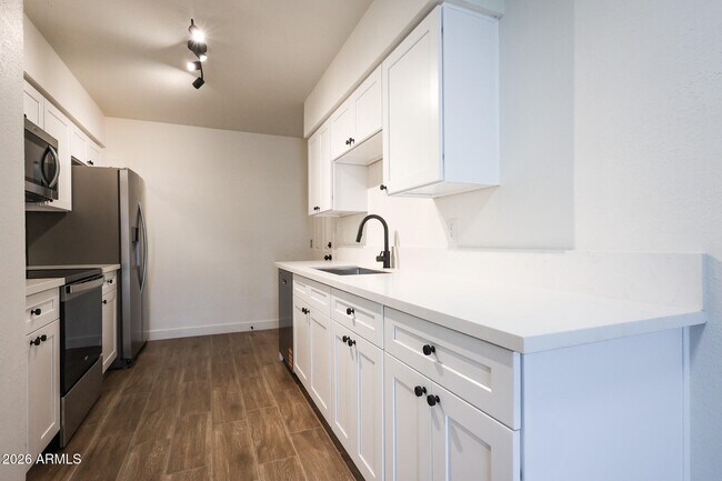 Building Photo - 558 S Lesueur