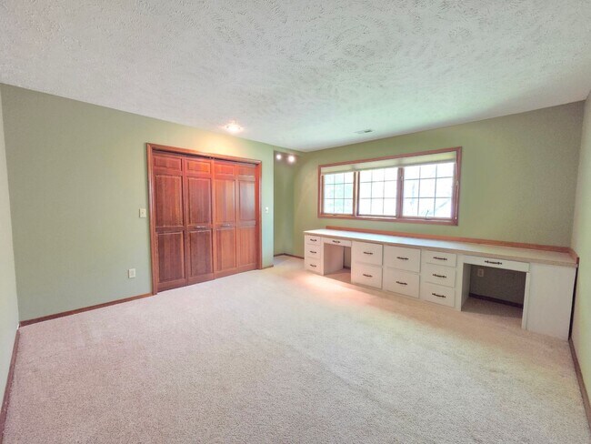 Building Photo - $3,800 - 5 Bed / 4 Baths Stunning Northwood Home with Views