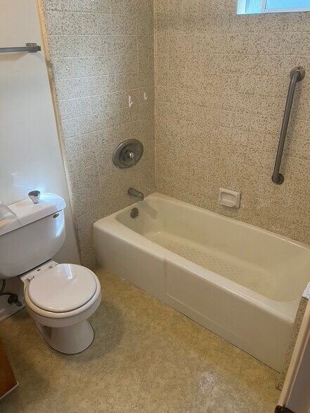 master bathroom with tub/shower - 3262 Montrose Ave