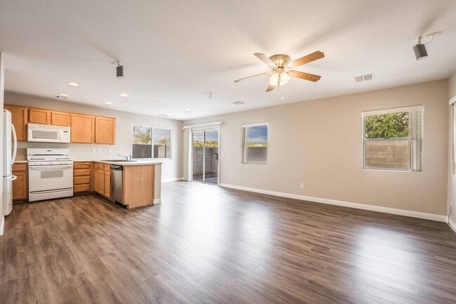 Building Photo - 3 BEDROOM HOUSE WITH OPEN FLOOR PLAN !!