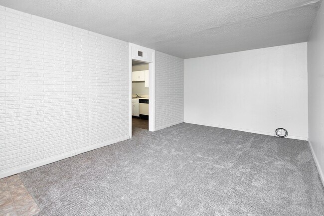 Building Photo - Spacious, affordable two bedroom townhouse just minutes from shopping and dining in Gastonia!