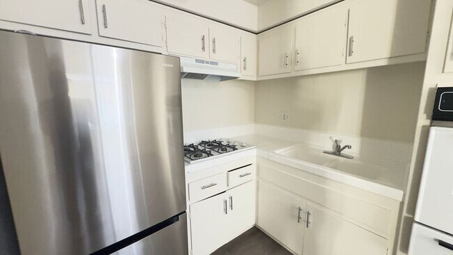 Building Photo - 325 N Glendora Ave