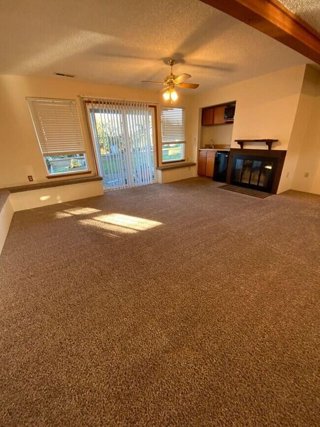 Building Photo - N Tacoma 3bdr 2.5 bath home w/ VIEW of Mt Rainer