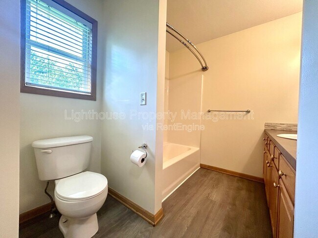 Building Photo - 2103 Kinnrow Ave NW