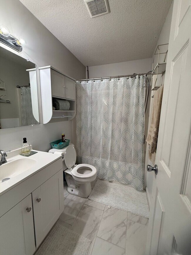 Building Photo - Charming 3 bedroom, 2 bath house