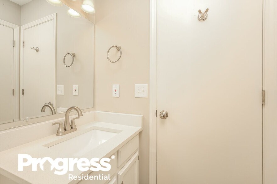 Building Photo - 514 Selsey Ct S