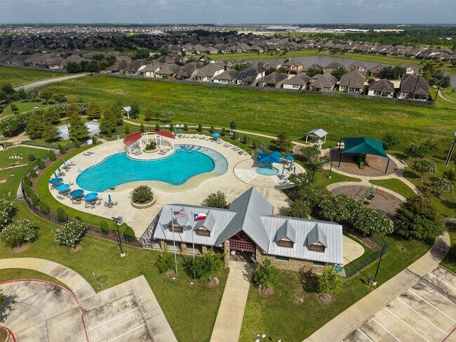 Building Photo - 24603 Royal Pike Dr