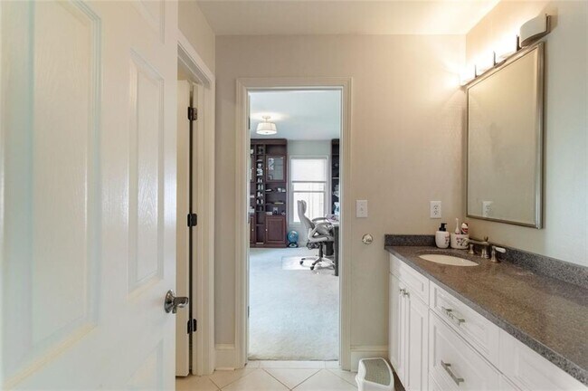 Building Photo - 3850 Glenhurst Dr